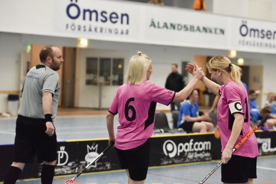 Sarah Engblom och Jenny Engblom firar ett IBK Hammarland-mål från i fjol. Innebandy, damer, Baltichallen *** Local Caption *** @Bildtext:Sarah Engblom och Jenny Engblom efter ett lyckat samarbete som gav en tidig 10-ledning för IBK Hammarland.Foto: Hülya Tokur-Ehres