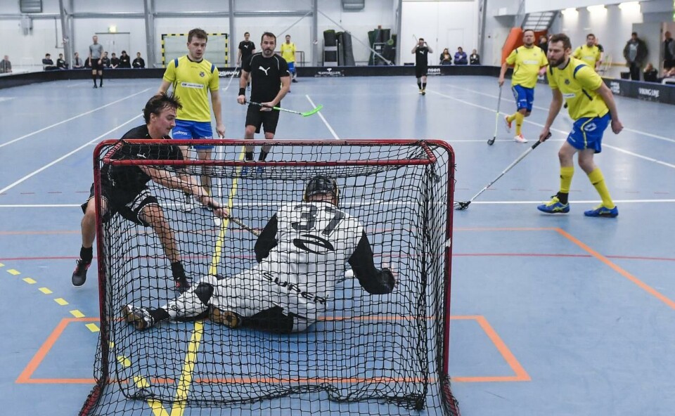 Senast Åländska cupen i innebandy avgjordes var säsongen 2019/2020. Då var det svartklädda Hellas IF Fram som vann herrfinalen mot gulblåa Lemlands IF med 5–1. Innebandy, Åländska cupen, Hellas IF Fram mästare *** Local Caption *** @Bildtext:Innebandy, Åländska cupen, Hellas IF Fram, Alexander Grundström, Patrik Wilhelms (MV).@Foto:Foto: Daniel Eriksson