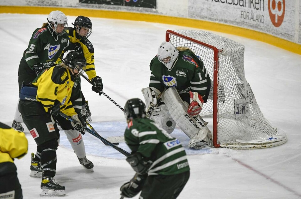 IFK Mariehamns hockeydamer väljer svenskt motstånd den här säsongen. 120920 , 12092020 , 20200912, Hockey , Ishockey , IFK damer gjorde debut i finska serien Mestiskvalet , Mastis serien , Islandia, Nr 1 Ingela Sandell , nr 5: Linnea Häger , nr 8: Anna-Maria Furu
