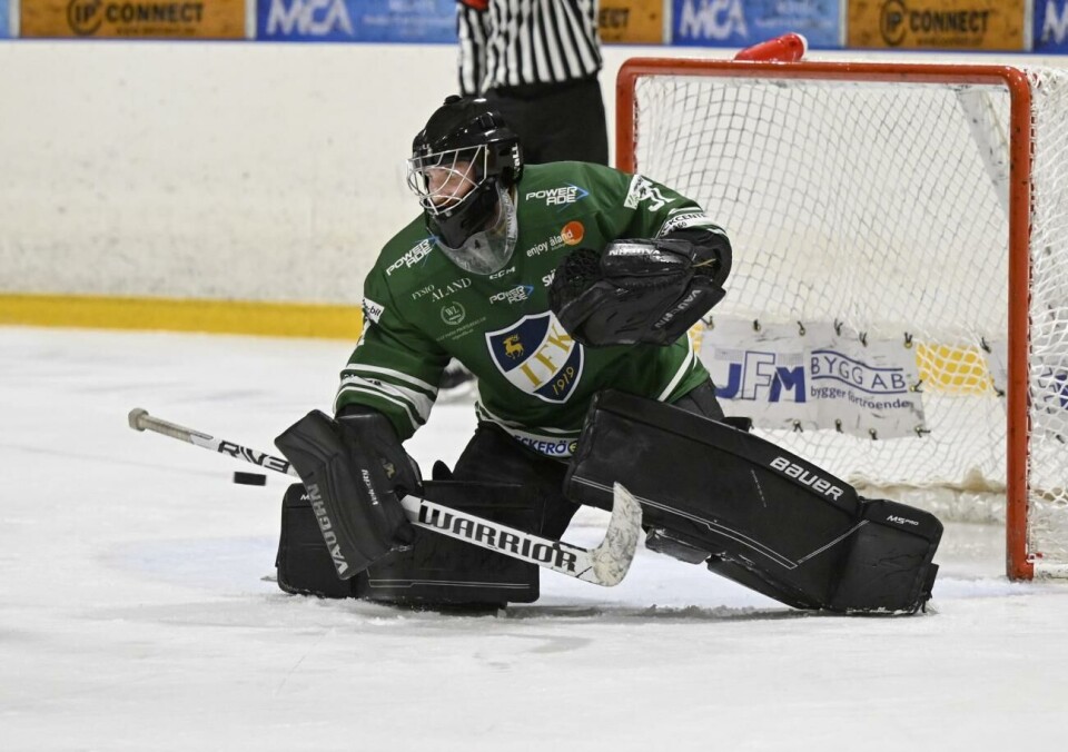 Henri Aaltovirta vaktade IFK-kassen helgens andra träningsmatch. IFK Mariehamn, IFK– Österåker, Islandia, Ishockey, Henri Aaltovirta