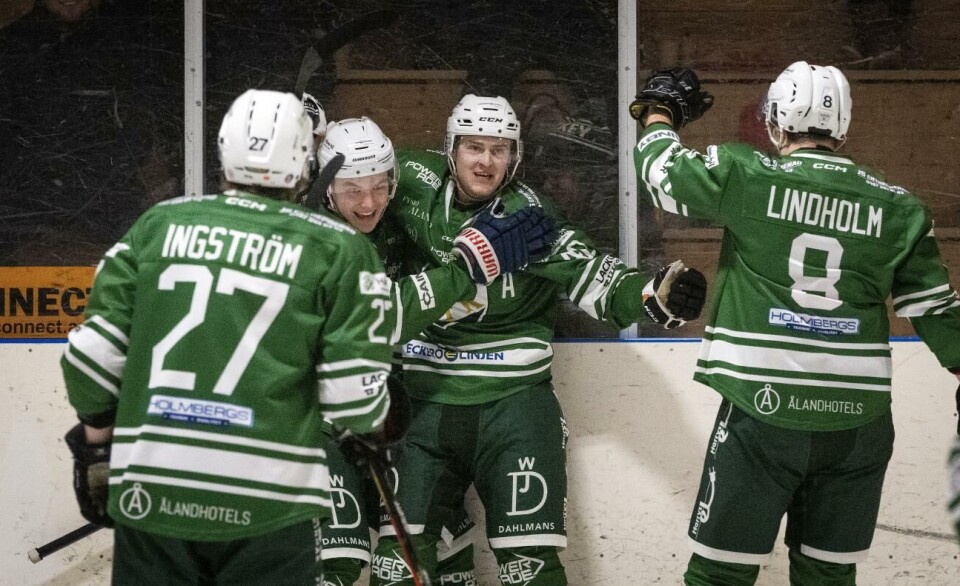 I och med seriesegern väntar nu division 2-kval för hockeyherrarna. Gnesta – IFK Mariehamn, Otto Silfver