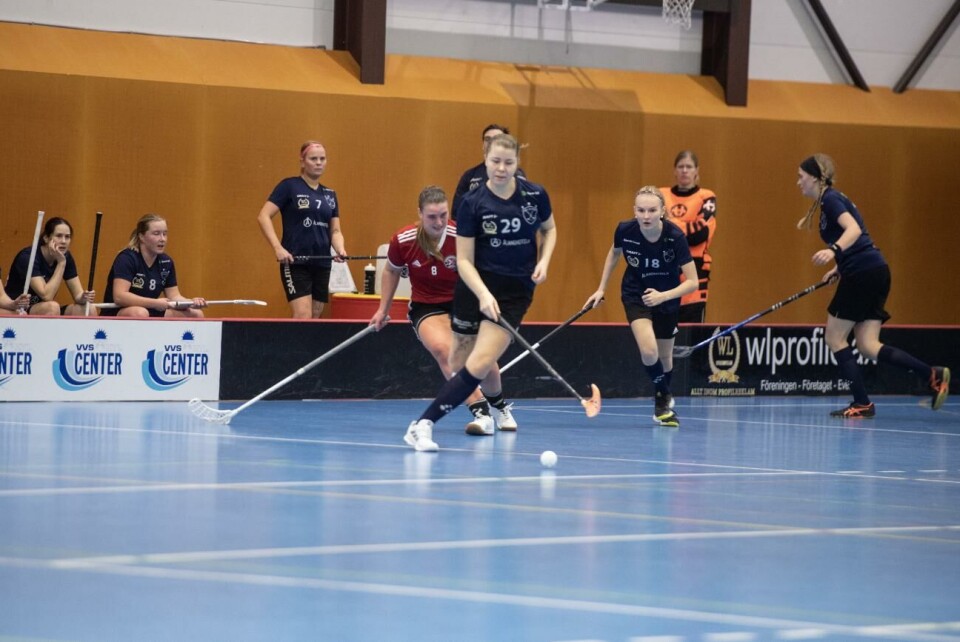 FBC Åland fick se sig besegrade med 6–3 av gästande Stenhagen. Innebandy damer, Vikingahallen, FBC Åland