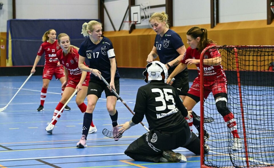 Lagkapten Jenny Engblom säger att det var en jobbig match, på flera sätt. ”Vi fick jaga mycket, framför allt i första och andra perioden”, säger hon. Här ser vi henne tillsammans med Wilma Rajalin. Bilden är från en tidigare match. Innebandy,