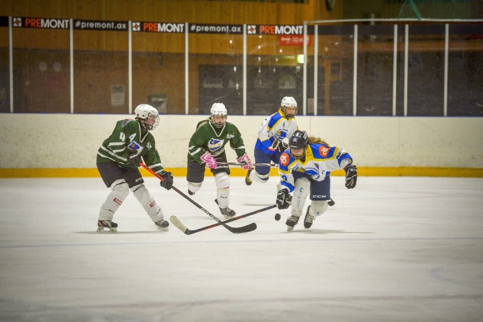 Damlaget IFK Mariehamn kommer inte att spela i division 2-serien nästa säsong. I stället är det tal om en rekreations- eller en juniorserie. IFK Mariehamns Maja Häger försöker slå bort en en puck i lördagens möte mot UJK i Islandia.@Foto:Hülya Tokur-Ehres