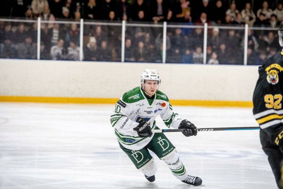 Mike Larsson gjorde ett mål i söndagens förlust borta mot Norrtälje IK. Efter närmare tre säsonger i Sverige är 21-åriga backen Mike Larsson nu tillbaka på Åland – och i IFK Mariehamn.