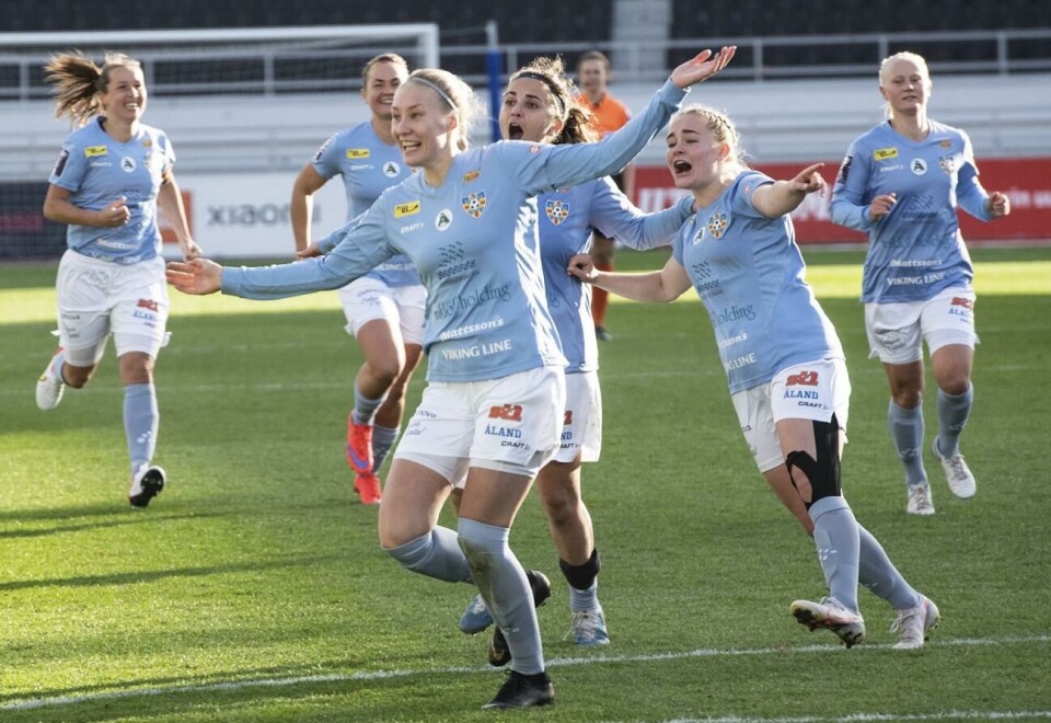 Åland United fick jubla vid fyra tillfällen borta mot NJS. Fotboll. Åland United - PK-35, cupfinal på Olympiastadion i Helsingfors. Åland inited vinner cupguld.