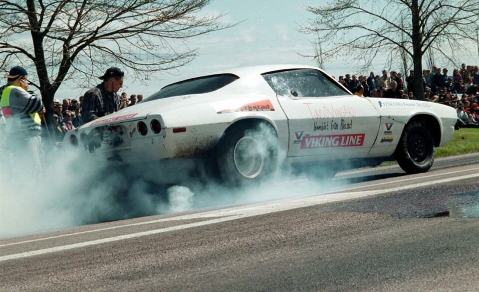 Senast man arrangerade streetrace var på Mariehamns flygfält 2014. Före det använde man sig bland annat av östra utfarten i Mariehamn (bilden). På bilden, som är från 2005, ser vi Jocke Nordman i sin Camaro. Foto: Michael Davis