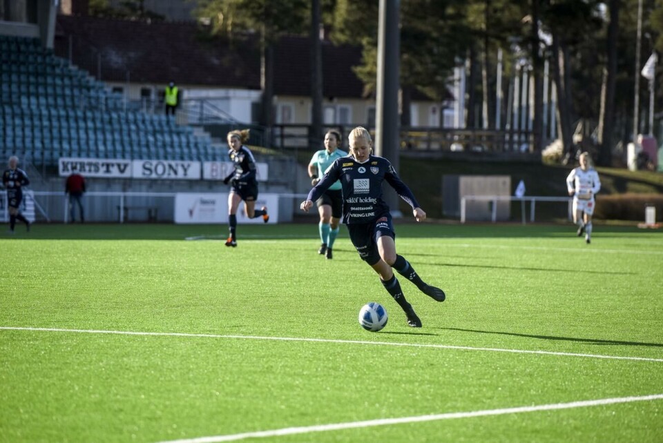 Cassandra Korhonen gjorde två mål för Åland United i lördagens bortamöte med jumbon JyPK i Jyväskylä. Slutresultatet skrevs till 1-5. Bilden är från lagens möte på WHA i maj.