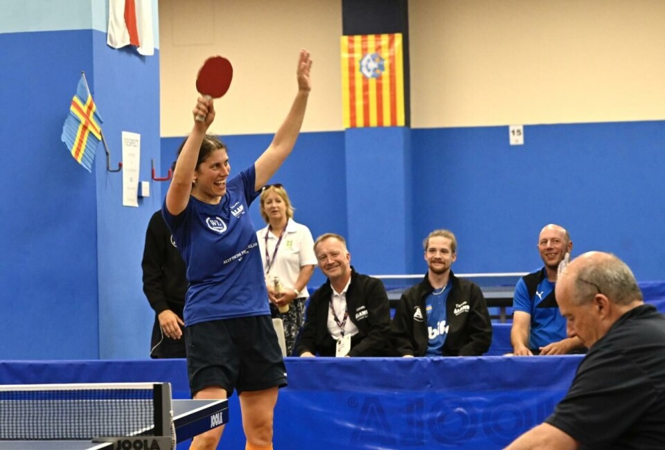Maria Donner tackar publiken efter sin semifinalseger.