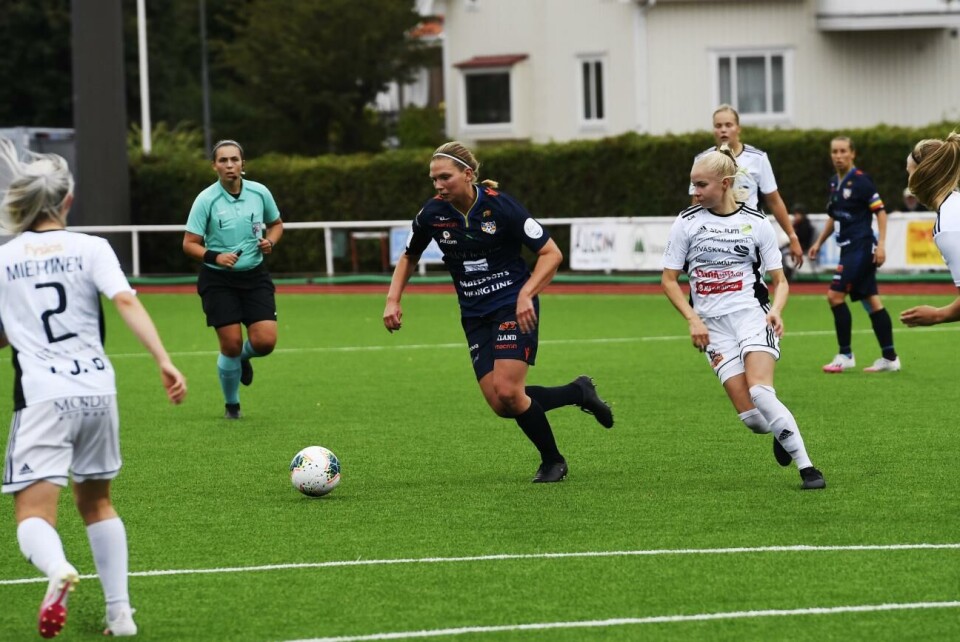 Innermittfältaren Emelie Johansson (bilden) gav Åland United ledningen redan efter fem minuter, då hennes inspel styrdes i mål av en JyPK-försvarare. Foto: Daniel Eriksson