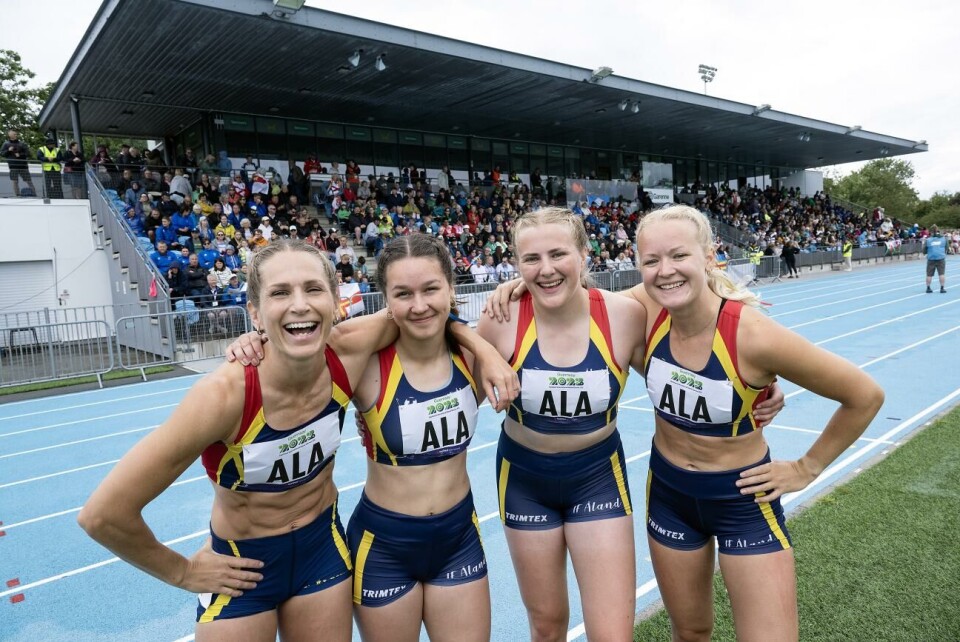 Sara Wiss, Nathalie Braun, Adina Renlund och Anni Nylund nöjda femmor.