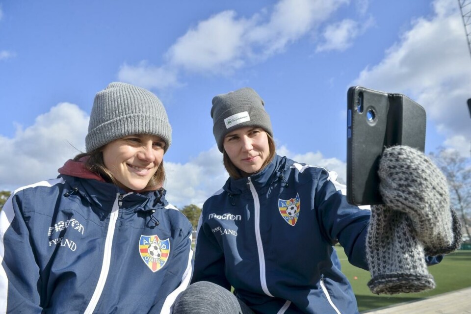 Så här i coronatider har den virtuella kontakten ökat ytterligare. Här ser vi Tiia Peltonen (till höger) och Ashley Riefner i ett videosamtal med några av sina lagkamrater. Foto: Hülya Tokur-Ehres