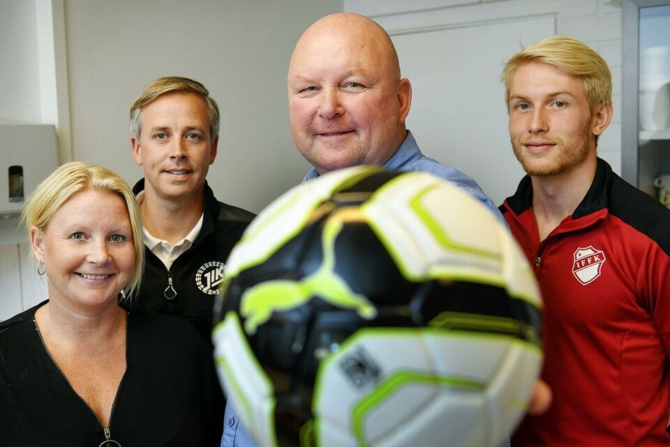 Daniela Haglund, Ålands fotbollsförbund, Gary Williams, Jomala IK, Krille Mattsson, Ålands fotbollsförbund och Samuel Fagerholm, IFFK står bakom satsningen på åländsk futsal. Foto: Jacob Saurén