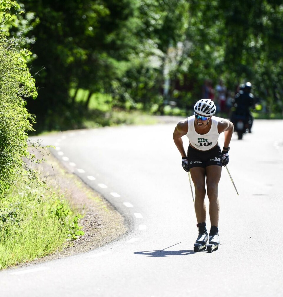 Isac Holmström i den tuffa avslutningen upp till Soltuna i ett tidigare Getalopp. Getalopp på rullskidor , Getaloppet , Ari Luusua och Isac Holmström *** Local Caption *** @Bildtext:Sista biten upp för Geta bergen var tunga i nästan 30 grader och solsken.