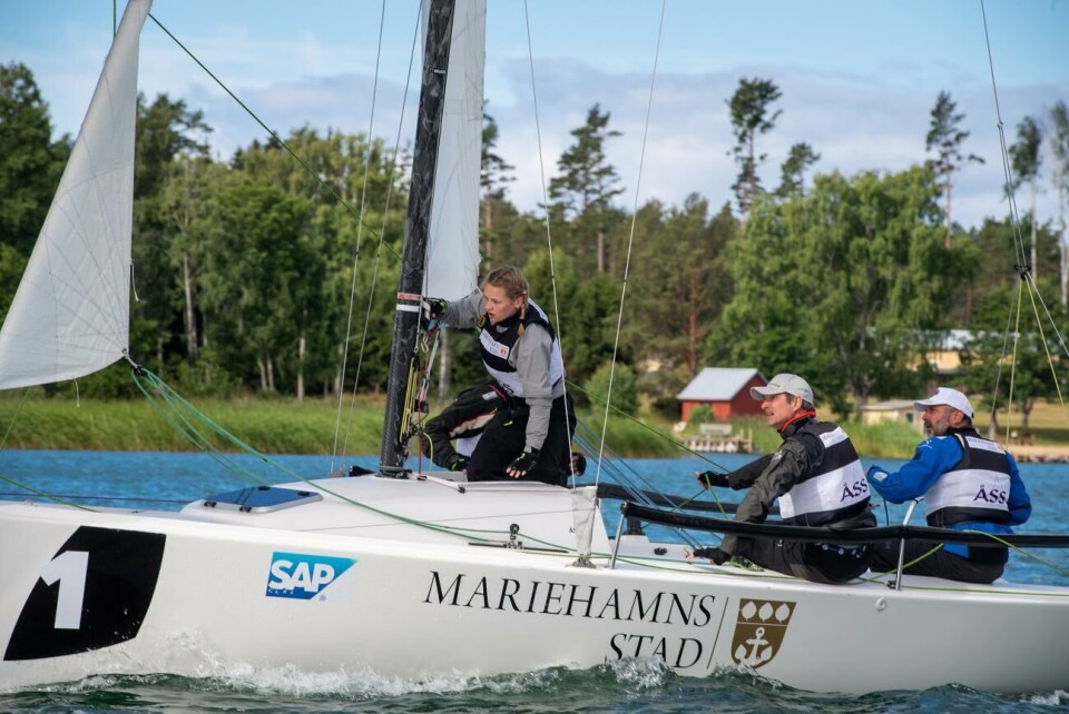 Alvina Johansson, Micke Berg (skymd), Mathias Dahlgren och Björn Hansen seglade hem Mariehamnsregattan med minsta möjliga marginal.