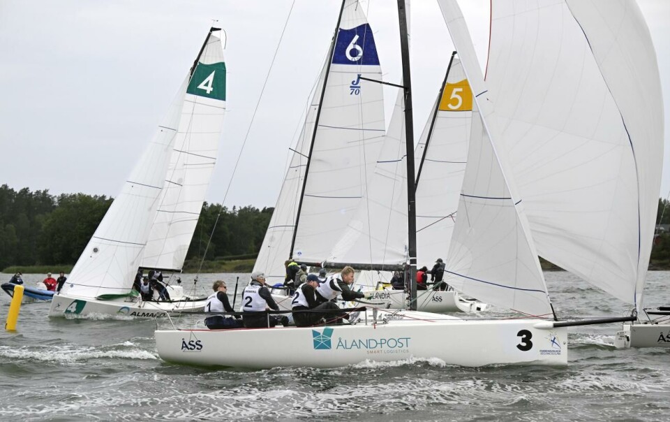 Alandia Sailing Team fortsätter att skörda framgångar. Arkivbilden är från fjolårets Mariehamnsregatta. Här är Alandia Sailing Team med Markus Rönnberg, Staffan Lindberg, Thomas Tennström och Mathias Tennström mitt i smeten.