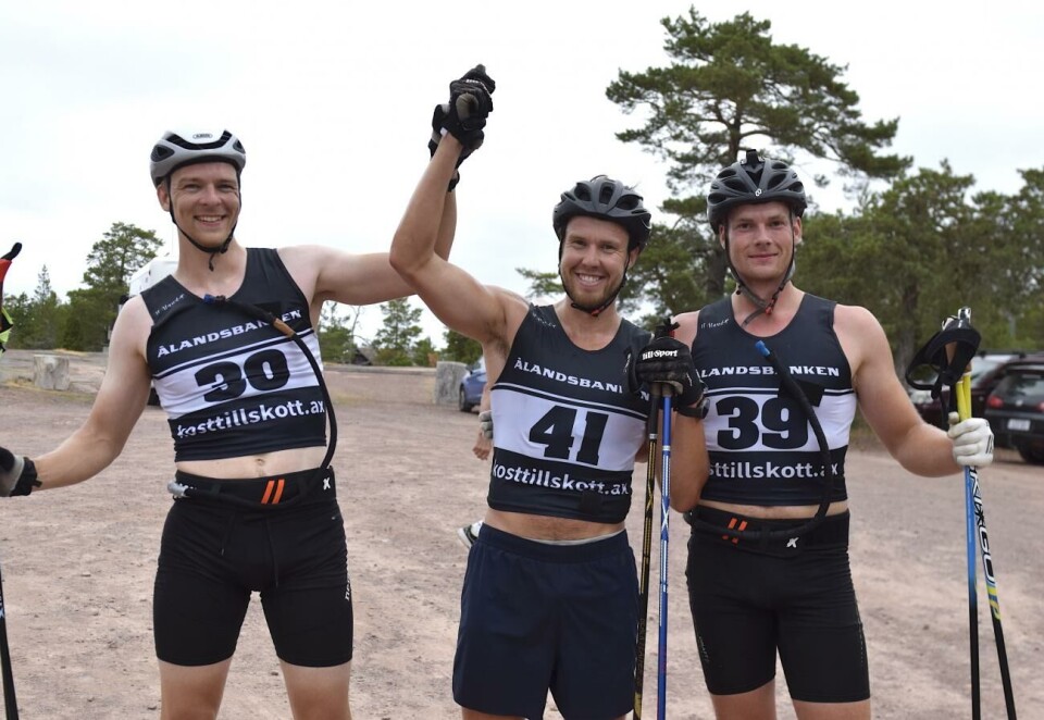 Isac Holmström var starkast i avslutningen av Getaloppet och gratulerades av lagkamraterna Olli Tyrväinen och David Sulkakoski som slutade tvåa och trea.