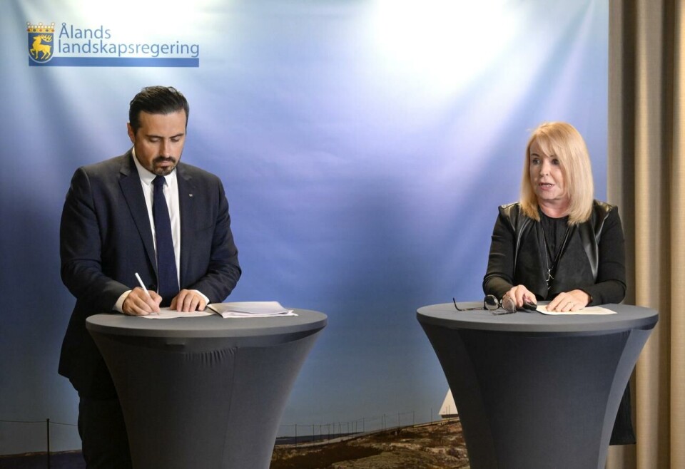 social- och hälsovårdsminister Arsim Zekaj, till vänster. Till höger i bild ser vi specialsakkunnig Ulla-Liisa Latvalaser .