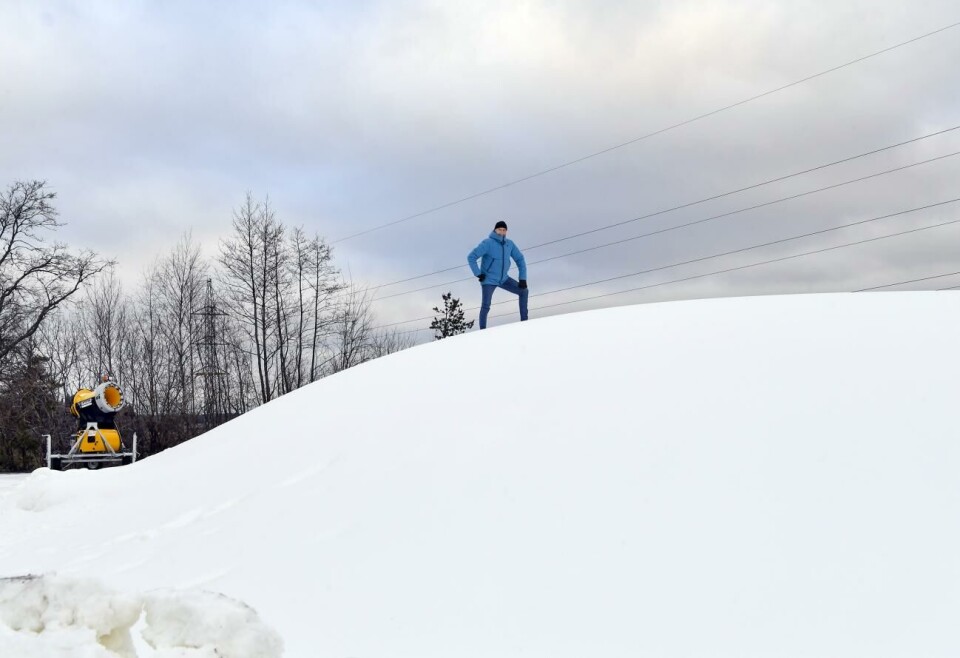 Ålandstidningens Thomas Jonsson på snöberget i Jomala.