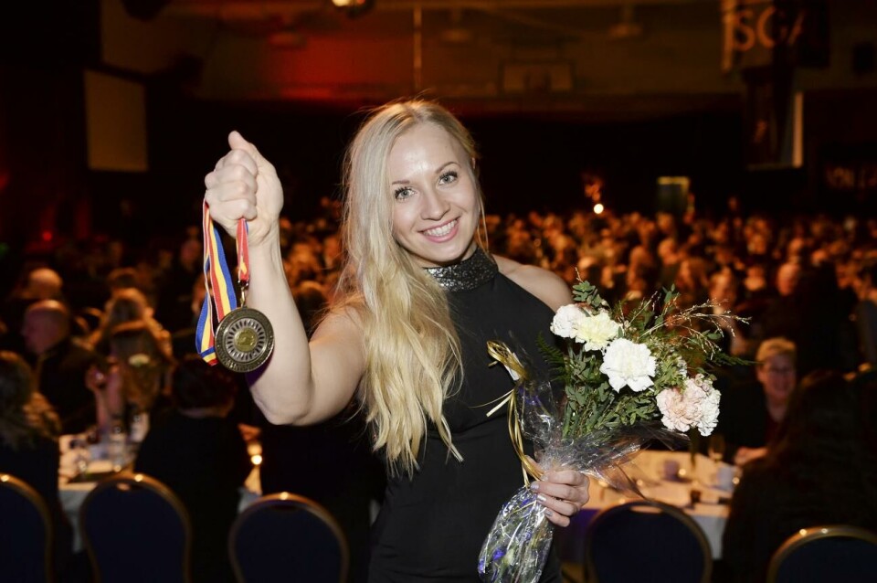 Stina Lindell är Europamästare i bänkpress. Det efter att ha pressat upp den nya rekordvikten om 120 kilo. På arkivbilden ser vi henne med Ålandstidningens bragdmedalj i samband med idrottsgalan 2017.