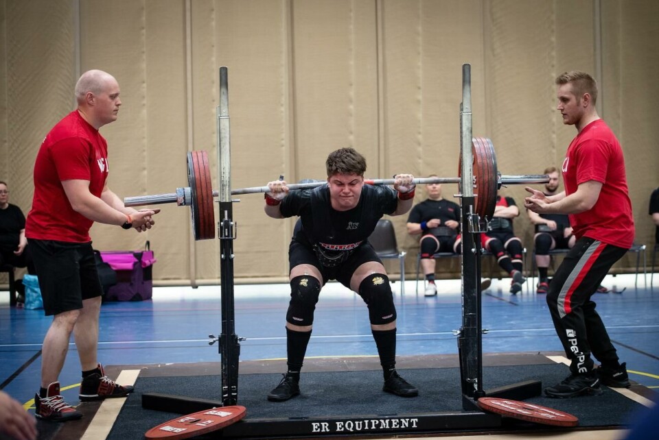 Aaron Nordberg är klar för en ny JVM-start. Junioren Aaron Nordberg vann 105-kilosklassen där fyra lyftare ställde upp och blev tävlingarnas bästa herrlyftare