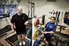 Sedan i vintras tränar paret Kenneth och Marcela Sandvik nästan helt och hållet hemifrån, i sitt nya gym. ”Egentligen är det ett förråd som vi har byggt om”, berättar Kenneth Sandvik.@Foto:Hülya Tokur-Ehres