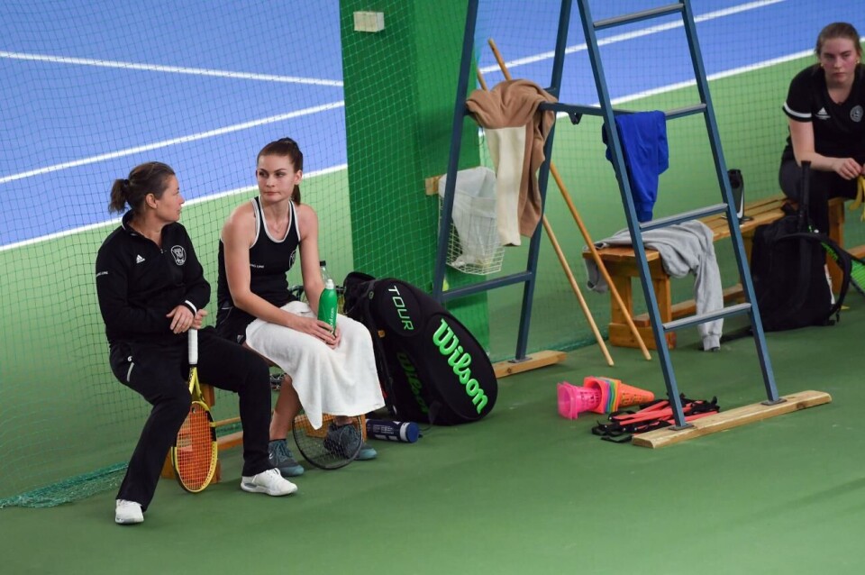 MLK vann lördagens kvalmatch mot EVS och har därmed fortfarande chansen att stanna kvar i division 1. På bilden ser vi MLK:arna Malin Ringbom och Pauline Friman. Foto: Daniel Eriksson