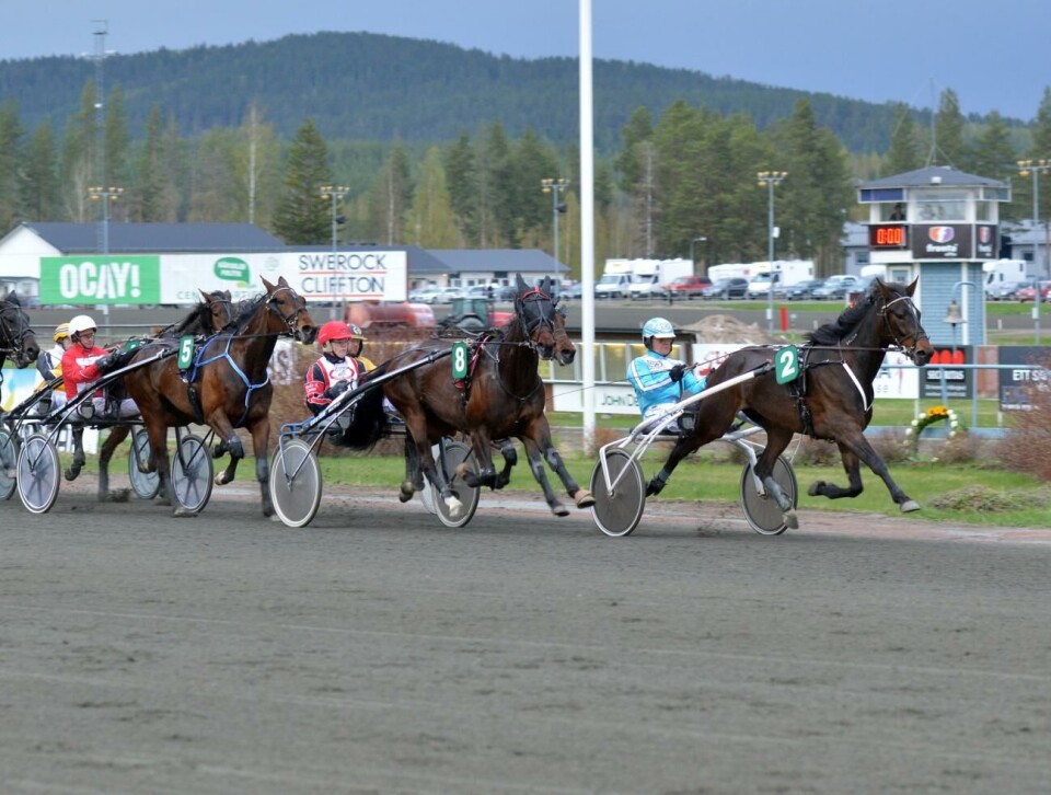 De åländska spelarna får vänta ytterligare för att kunna spela på svenska banor.