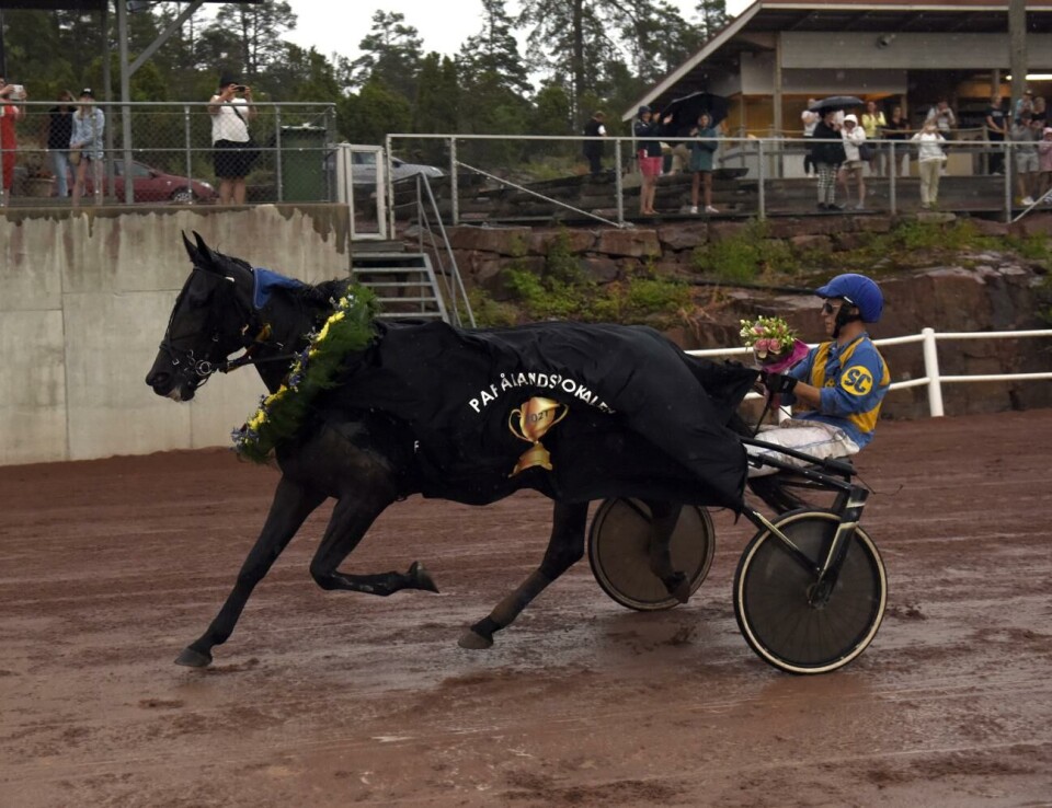 Bland de åländska hästarna var det Twilight Angel som placerade sig bäst. Här ser vi hästen tillsammans med ägaren Jonas Rosenberg. 100721 , 10072021 , 20200710 , Trav , Ålandstravet , hästsport *** Local Caption *** @Bildtext:Trav, Ålandstravet, Twilight Angel och Jonas Rosenberg, Ålandspokalen.@Foto:Foto: Thomas Jonsson
