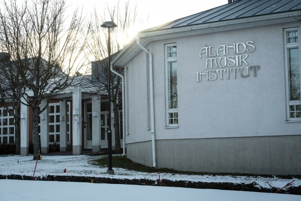 Den anställda var på resa med elever från Ålands musikinstitut till Sverige Ålands musikinstitut , ÅMI