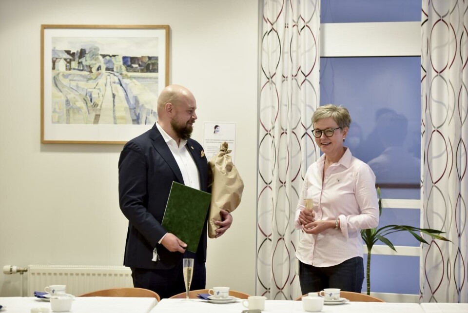 Anne Ake uppvaktades av Farmaciförbundets ordförande Antti Kataja i går.