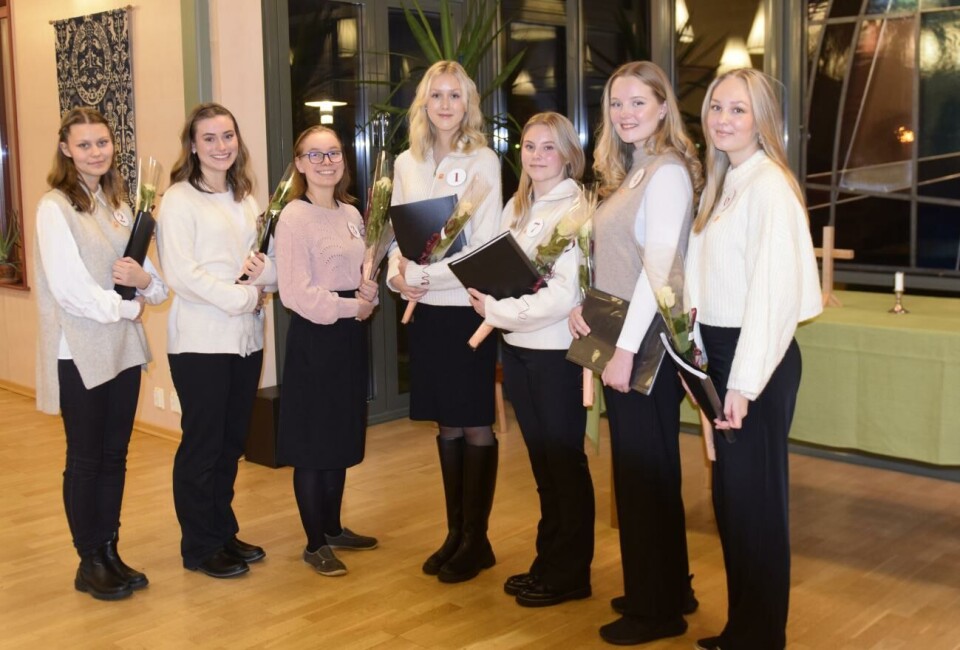 Årets luciakandidater uppträdde i Olofsgården med en höstkonsert. Från vänster Tindra Karlsson, Emma Sahlin, Elin Lindholm, Emilia Strandvik, Fanny Jörgensen, Klara Westerlund och Smilla Påvall. Lucia 2022, luciakandidater 2022, luciakonsert