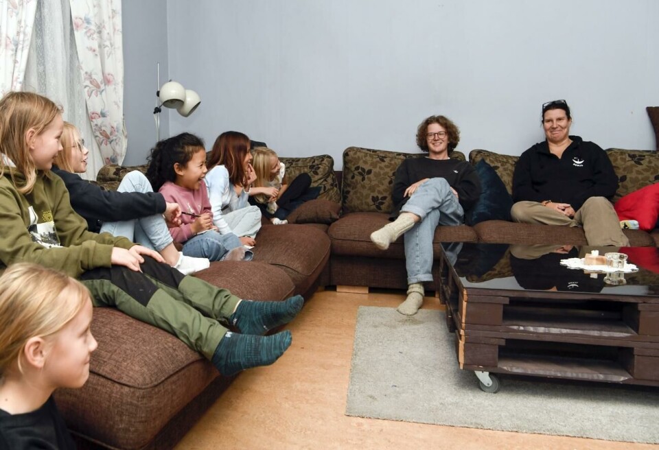 Samling i soffan på Villa Carita. Från vänster Liv Svensson, Erin Lagerström, Linnea Hansen, Pantaree Ratananet,Jenny Karlsson, Vera Lindeman, Rasmus Karlsson och Sonja Winé.
