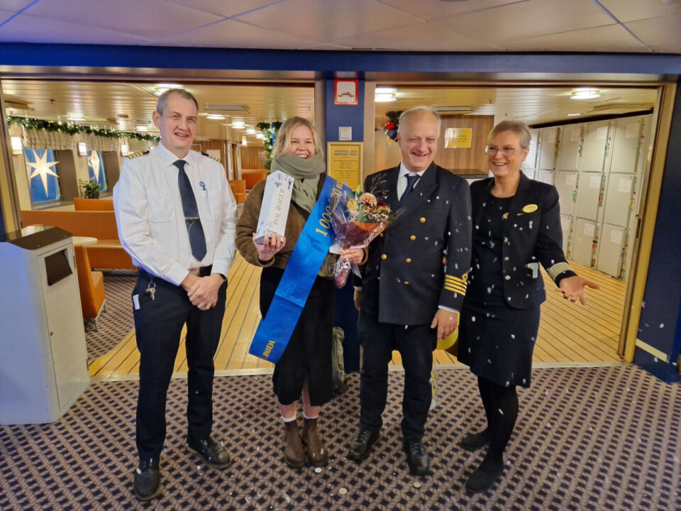 Sanna Holopainen tillsammans med fartygets tekniska chef Mikael Henriksson, befälhavare Johan Bertell och intendent Ros-Marie Sandström
