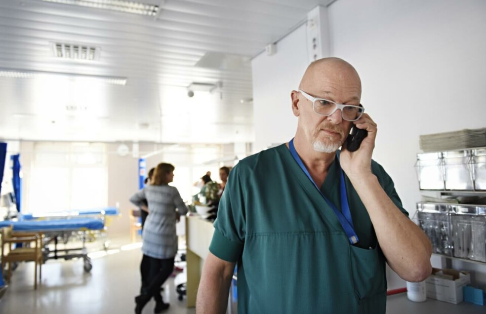 Fler och längre operationer – ÅHS vill ha nytt operationsteam Överläkare och klinikchef Runo Härgestam är nöjd över möjligheten att samla dagkirurgins patienter på en och samma plats. I bakgrunden ses ett par av de tre sängplatser man kan erbjuda.