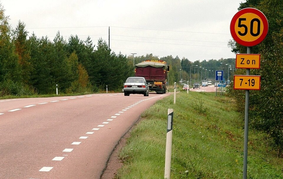 En förare körde för fort på 50-väg.