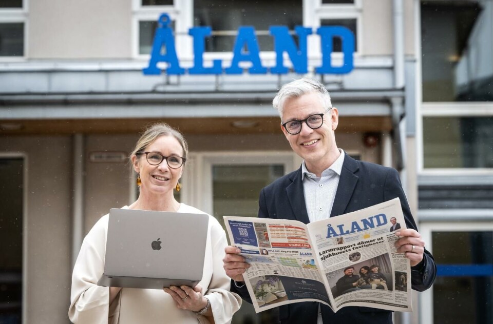 Flera nyheter på gång på Ålandstidningen Utdelningen av papperstidningen på lördagar upphör den 6 april. Den som vill läsa lördagstidningen på papper får den på måndagen. På bilden redaktionschef Sandra Widing och publisher Daniel Dahlén.