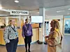 Caroline Henriksson överlämnar namnlistan med tillhörande skrivelser till infrastrukturminister Camilla Gunell och transportbyråns chef Ida Mann.Kevin Eriksson