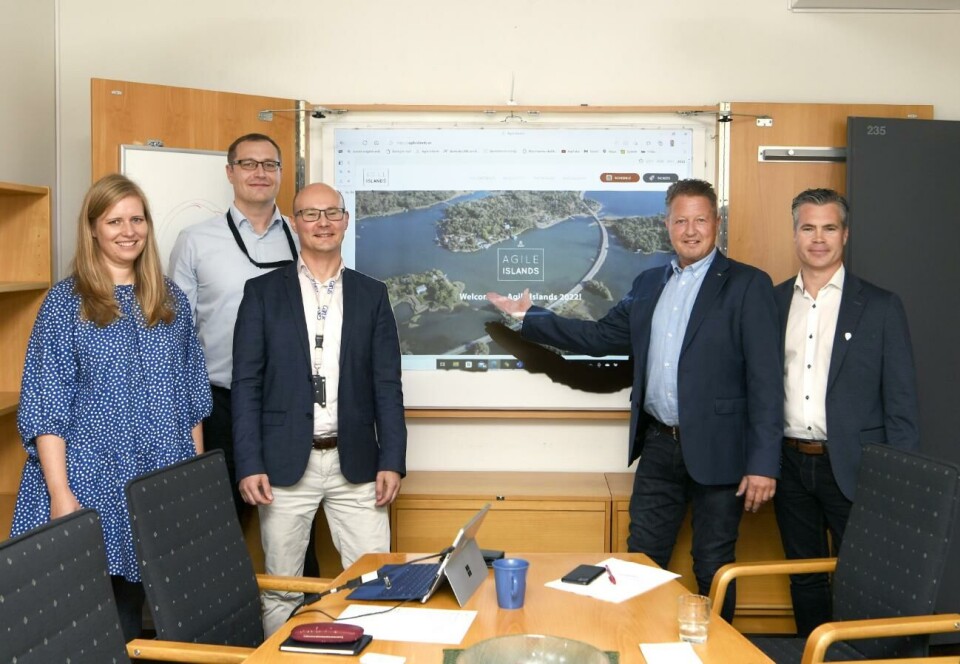 Susanne Olofsson från Ålands näringsliv, Kristoffer Osowski från Ålandsbanken, Jani Sjölund från Carus, Jan-Erik Rask från Ålands näringsliv och Anders Wiklund från OX2 välkomnar besökarna till den kommande konferensen Agile Islands.