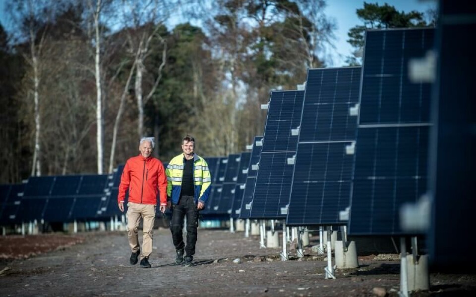 Holmbergs Fastighets Ab_s solpark med 2.000 solpaneler står nu klar. Enligt vd Sven-Erik Holmberg, till vänster, väcker den mycket intresse. Till vänster fastighetschefen och projektledaren Peter Holmberg.Foto: Hülya Tokur-Ehres