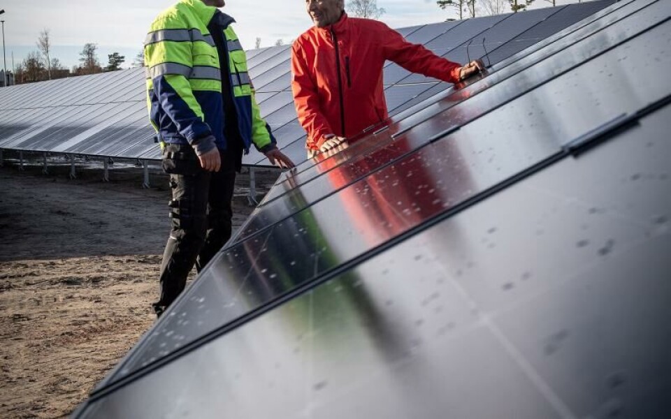 Solpanelerna alstrar energi från båda sidorna. ”Vår förhoppning är att de även ska producera lite energi vintertid”, säger Peter Holmberg som är fastighetschef och projektledare vid Holmbergs Fastighets Ab. Till höger vd Sven-Erik Holmberg.@Normal_indrag:Foto: Hülya Tokur-Ehres