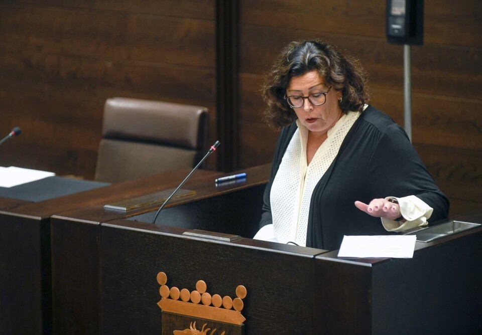 Lantrådet Veronica Thörnroos (C) försvarade landskapsregeringens beslut att säga upp avtalet om elhybridfärjan och att överklaga tingsrättens fällande dom när frågan debatterades i lagtinget.
