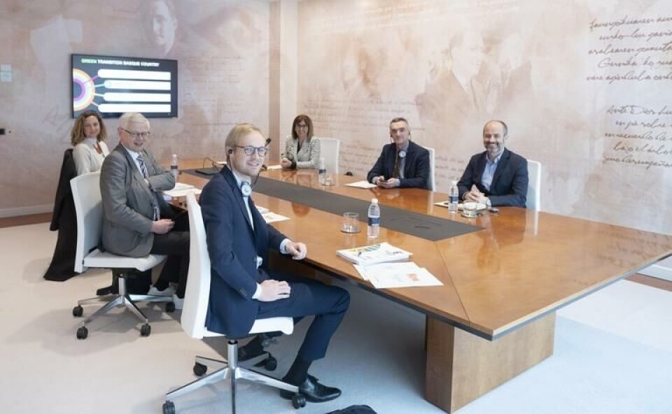 Vicelantrådet Harry Jansson och landskapsregeringens ministerråd i Bryssel, Anton Nilsson, i diskussion Natalia Uribe och Amaia Barredo.