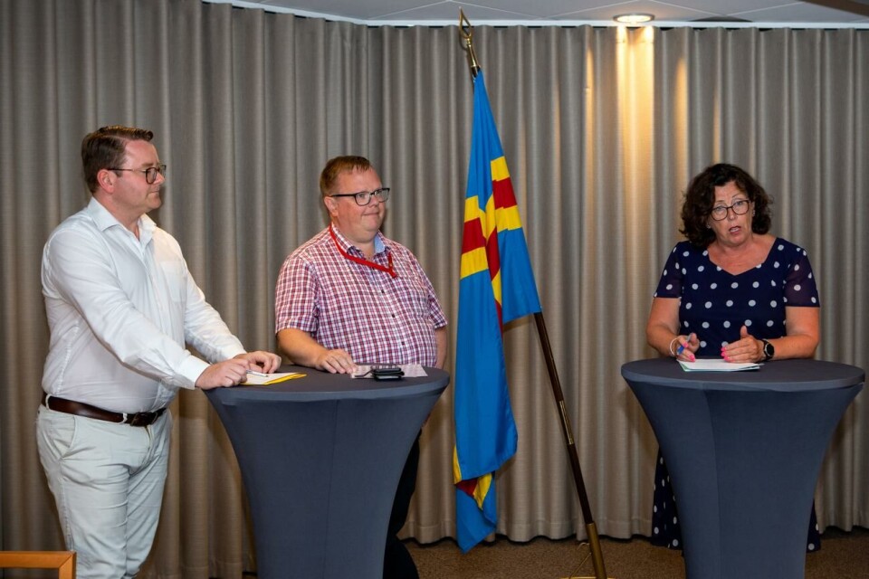 Alfons Röblom och Veronica Thörnroos meddelade på en presskonferens i går att Johan Ehn blir landskapsregeringens nya representant i Helsingfors. Alfons Rblom, Johan Ehn, Veronica Trnros