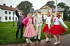 Robert Liewendahl, Erica Sndén, Henrik Herlin, Tilde Polviander och Fanny Eriksson visar upp delar ur musikalen Grease på Bolstaholms gård.