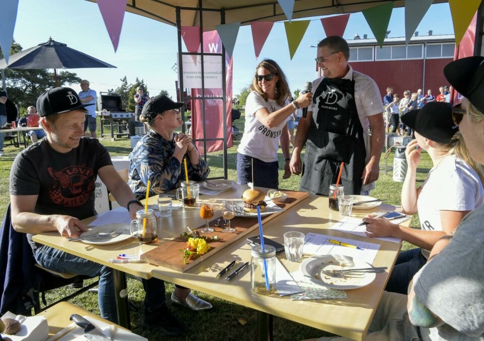 Åland grönskar, vandring och folkrace är några av sakerna nöje tipsar om. 250518 , 25052018 , 20180525, Hamburgar ÅM under Åland grönskar , på bilden segraren Henrik Jansson , hamburgare ,grilla *** Local Caption *** @Bildtext:I juryn ingick Björn Ekstrand, Katrin Sjögren, Liz Mattsson och André Karring. Här tar de sig an Henrik Janssons hamburgare. Till vänster om honom står Anita Lundin.