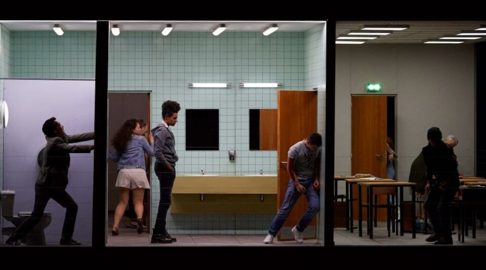 Eleverna Simon Kluth, Olga Heikkilä, Julie Hega, Camilo och Delgado Día söker skydd när skolskjutningen börjar.