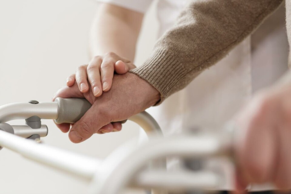 En anhörig får inte ut sin makes klientuppgifterna från ett kommunalt äldreboende. Close-up of physiotherapist supporting disabled senior man