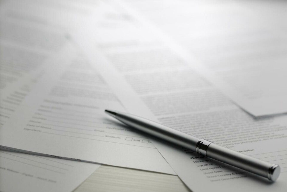 LR påpekar att dokument oh anvisningar måste finnas på svenska. contract series Stock Image