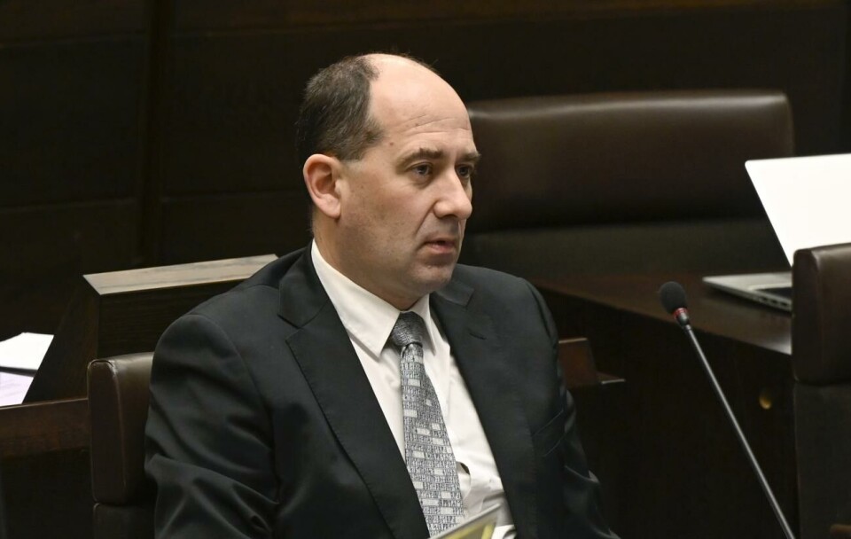 Anders Ekström (Lib) har ändrat åsikt om kartläggningen av skattegränsens ekonomiska betydelse och gjorde en pudel i lagtinget under torsdagens budgetdebatt. Anders Ekström (Lib) har ändrat åsikt om kartläggningen av skattegränsens ekonomiska betydelse och gjorde en pudel i lagtinget under torsdagens budgetdebatt. Robert Jansson